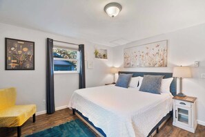 1 chambre, bureau, fer et planche à repasser, lit de bébé portatif