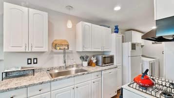 Kylskåp, mikrovågsugn, ugn och spishäll