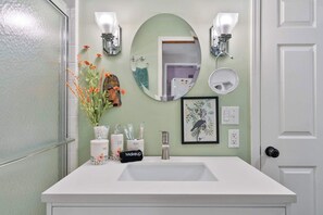 Shower, hair dryer, towels