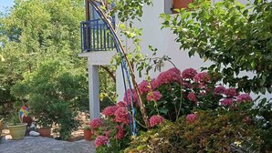 A garden with potted plants and a sign that says "Welcome". - Grandpa s Ouse in Tsagkarada (Zagora-Mouresi)
