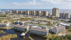 Et kystnært boligområde med flere højhuse, en lystbådehavn og et stort hotel med swimmingpool.