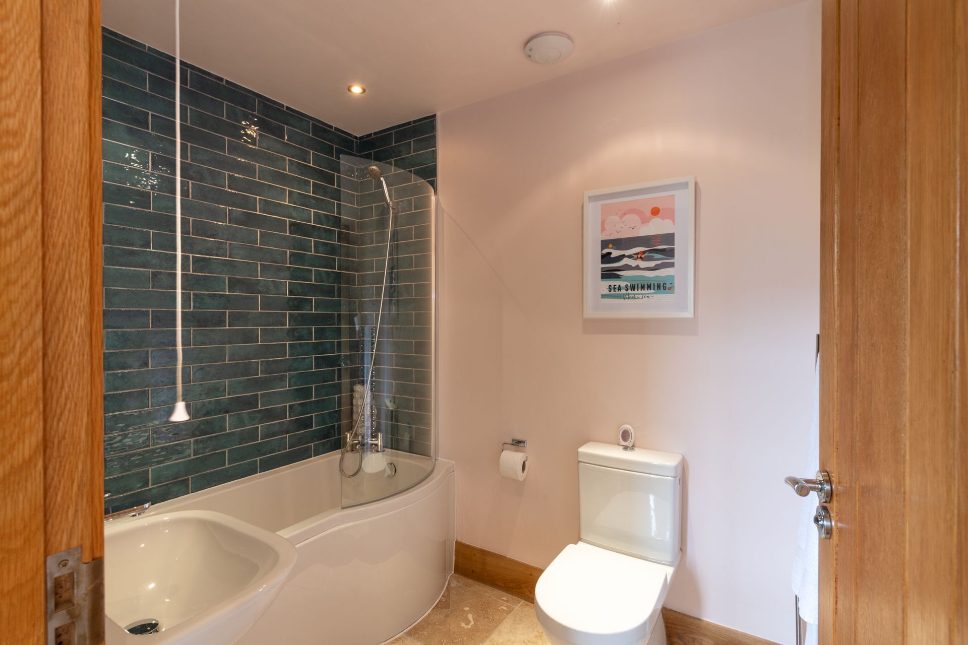 Ein Badezimmer mit Badewanne, Dusche und Toilette.