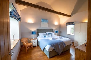 2 bedrooms, iron/ironing board, travel cot, free WiFi