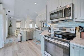 Fridge, microwave, oven, stovetop - Casa De Lobos - 2810 (Saint Augustine)