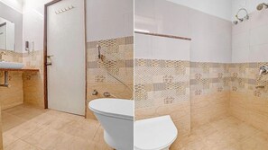 Un baño con inodoro, lavabo y zona de ducha.