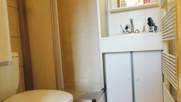 Douche, sĂšche-cheveux, serviettes fournies, savon