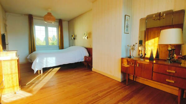 2 habitaciones, escritorio, tabla de planchar con plancha y wifi gratis 