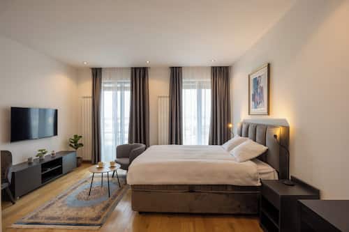 Luxury Apartment, River View | 1 bedroom, hypo-allergenic bedding, memory foam beds, blackout drapes