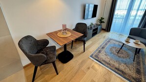 Luksusleilighet, elveutsikt | Spiseområde på rommet