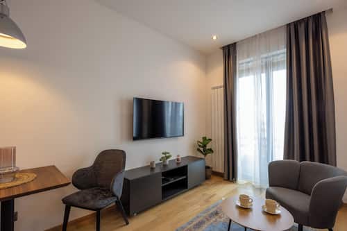 Luxury Apartment, River View | 1 bedroom, hypo-allergenic bedding, memory foam beds, blackout drapes