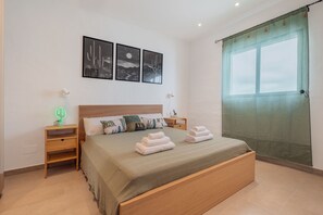 2 chambres, fer et planche à repasser, Wi-Fi, draps fournis