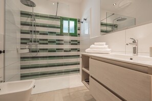 Douche, articles de toilette écologiques, sèche-cheveux, bidet