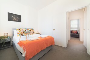1 chambre, fer et planche à repasser, lit de bébé portatif