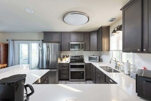 Frigorifero, microonde, forno, piano cottura