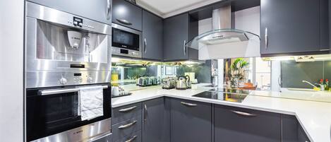 Kühlschrank, Mikrowelle, Geschirrspüler, Toaster