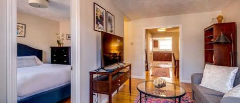 2 slaapkamers, een bureau, een strijkplank/strijkijzer, wifi