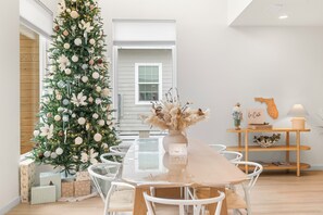 Dining - St. Augustine 3BR Retreat · 2 Kings · Putting Green · 1 Mi. to Historic Downtown (St. Augustine)