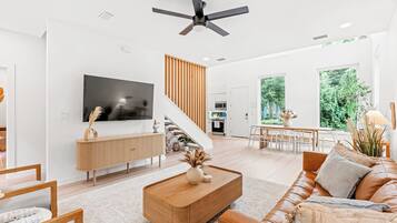 Smart TV, libros y monitor de computadora