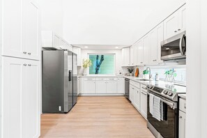 Fridge, microwave, oven, stovetop - Family Lux Holiday Retreat • 3BR • Fire Pit • 1mi to Downtown & Nights of Lights (St. Augustine)