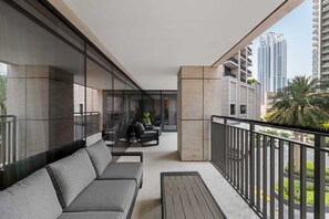 Terrace/patio - 2BR apartment in downtown Dubai, near Burj Khalifa (Dubai)
