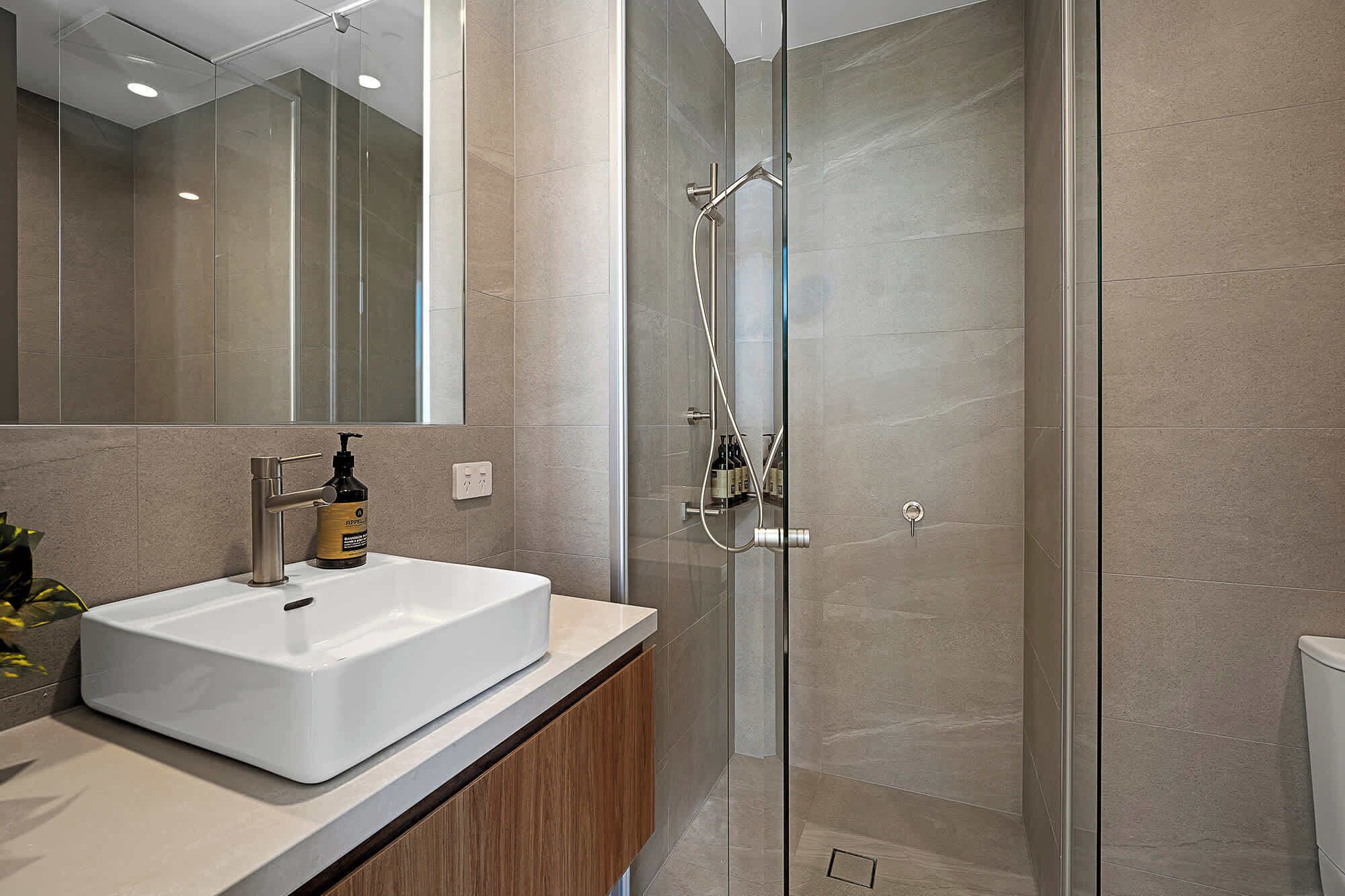 Een douche, een haardroger, handdoeken