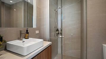 Een douche, een haardroger, handdoeken