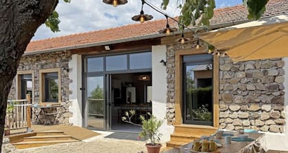 Quiet cottage with terrace, pets welcomed, near pony farm