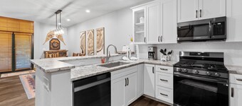 Cozy Keystone Townhome w/ Private Deck, Scenic Views & Shared Hot Tub