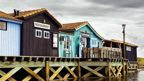 Une jetée en bois avec un restaurant et un café.