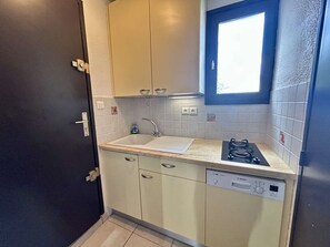 Fridge, stovetop, coffee/tea maker