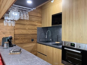 Fridge, microwave, oven, stovetop - Charming renovated studio with balcony and WIFI, near the slopes (Pra-Loup)