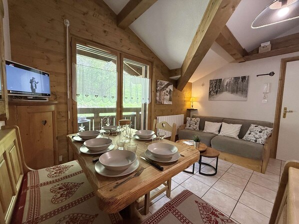 TV - Mezzanine Studio with Balcony, Near Ski Shuttle & Swimming Lake - Sleeps 6 (Praz-sur-Arly)