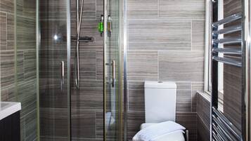 Chambre Double | Salle de bain | Douche, sèche-cheveux, serviettes fournies, savon