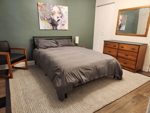 2 bedrooms, iron/ironing board, WiFi, bed sheets - Stay at Lakeside (close to St Mary's Hospital)
 (Kitchener)