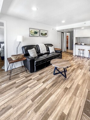 Smart TV, fireplace - Bright Top-Floor Condo in Prospector (Park)