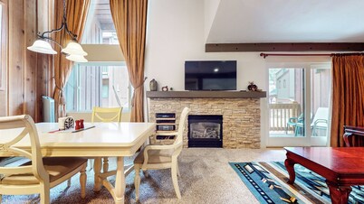 Updated Home, Community Hot Tub, Steps from the Slopes at Canyon Lodge