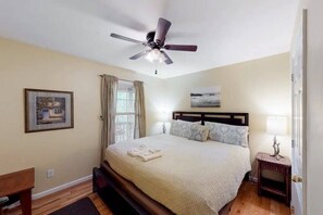 3 bedrooms, iron/ironing board, WiFi, bed sheets - Scenic Solitude at Cabins in the Clouds! (Rising Fawn)