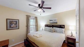 3 bedrooms, iron/ironing board, WiFi, bed sheets