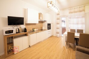 Een koelkast, een microgolfoven, een oven, een kookplaat