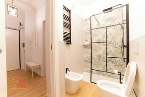 Een douche, een haardroger, een bidet, handdoeken