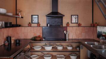 Stovetop, dishwasher, coffee/tea maker, toaster