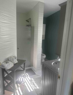 Hair dryer, towels, soap, toilet paper - Charming shared 1-bedroom house with AC and WiFi also has a 37 foot dock (Ramrod Key)