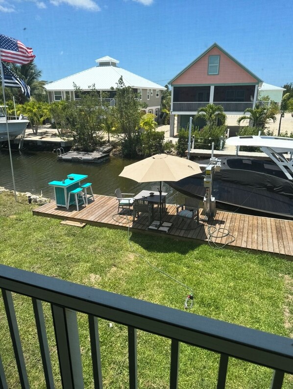 Property grounds - Charming shared 1-bedroom house with AC and WiFi also has a 37 foot dock (Ramrod Key)