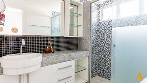 Apartment | Bathroom | Shower, towels, soap, shampoo - Excellent 3 Bedrooms in Navegantes in Boa Viagem tranquility and proximity to the beach SAL802A (Recife)
