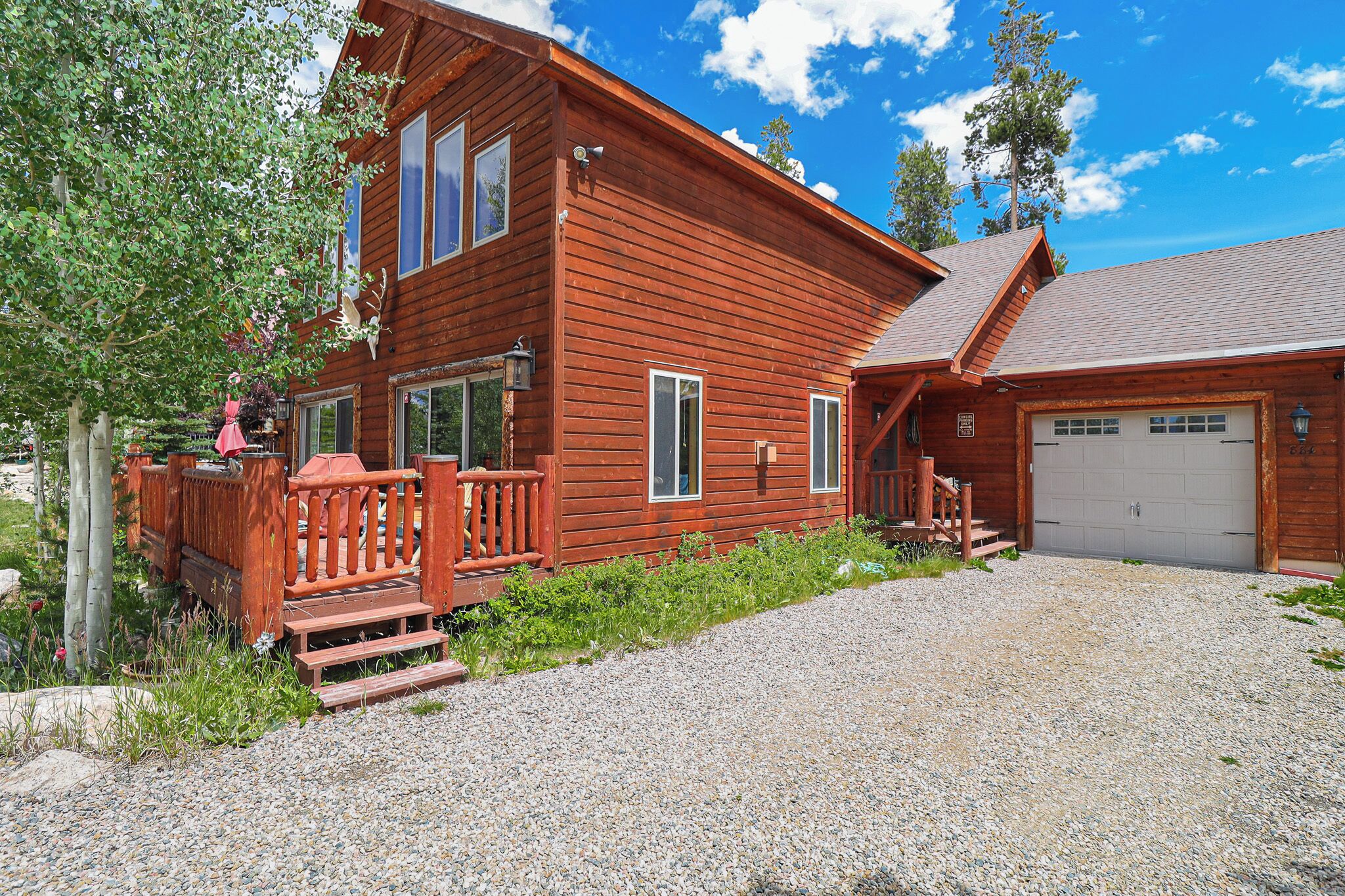 *New Listing* Pet Friendly 3-bedroom and 3-bathroom cabin near RMNP!