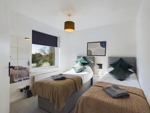 3 bedrooms, iron/ironing board, WiFi, bed sheets - Sleeps 5, beautiful 3 bedroom house in a quiet street with parking (Reading)