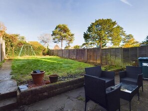 Property grounds - Sleeps 5, beautiful 3 bedroom house in a quiet street with parking (Reading)
