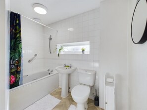 Hair dryer, towels, soap, toilet paper - Sleeps 5, beautiful 3 bedroom house in a quiet street with parking (Reading)