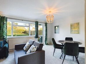 Living area - Sleeps 5, beautiful 3 bedroom house in a quiet street with parking (Reading)