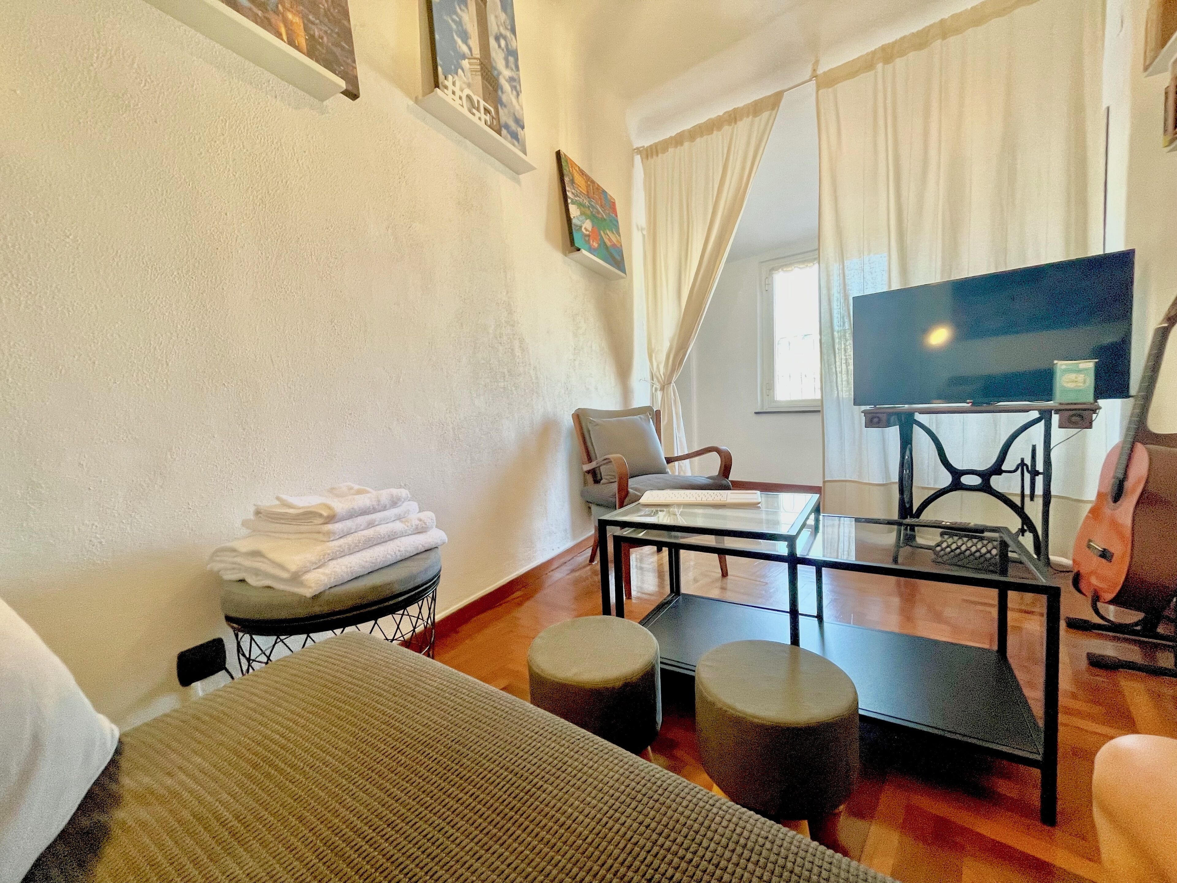 Appartamento Basic, balcone, vista mare | Area soggiorno | TV a schermo piatto, giocattoli